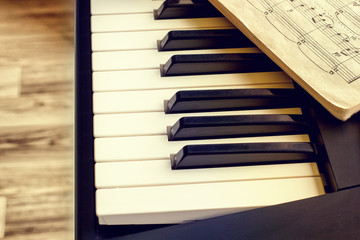 keyboard synthesizer with notes