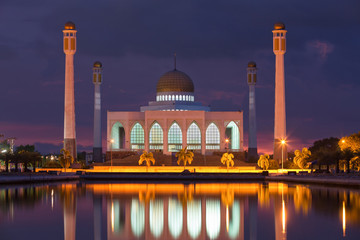 Obraz premium Landscape with mosque in Thailand,beautiful sunset before storm