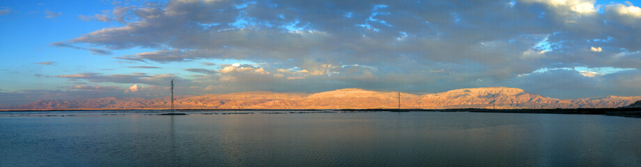 Fototapeta na wymiar Sunset at the Dead Sea overlooking the mountains of Jordan