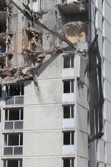 Fototapeta na wymiar démolition d'un immeuble d'habitation vétuste