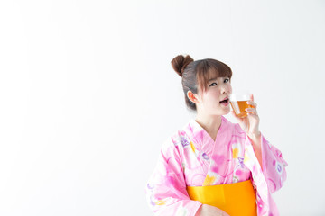 浴衣の女性・白バック