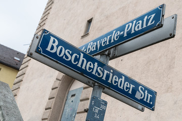 Straßenschilder der Boschetsrieder Straße und Albert Bayerle Platz in München
