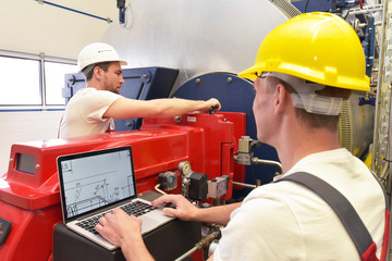 Monteure reparieren eine Industrieanlage // workers repairs an industrial plant