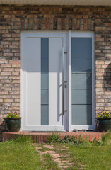 Weiße Tür eines Hauses mit Glas