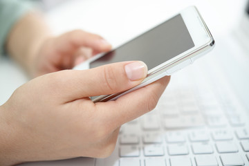 スマートフォンを持つ女性