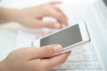 スマートフォンを持つ女性