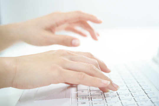 ノートパソコンを操作する女性 