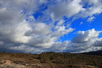 Paysage et ciel nuageux dans les Corbières, Aude en Occitanie, France