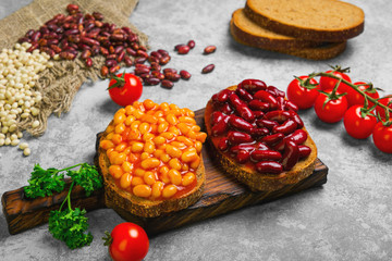 Sandwiches with braised beans in tomato sauce