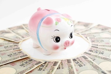 豚の貯金箱と紙幣