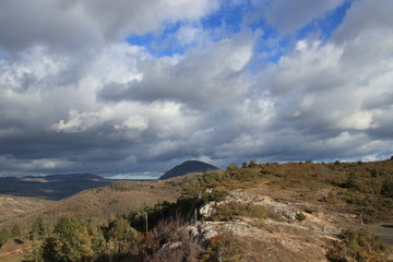 Paysage et ciel orageux dans les Corbières, Aude en Occitanie, France