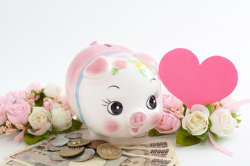 豚の貯金箱と紙幣