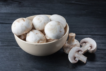 Fresh raw champignons