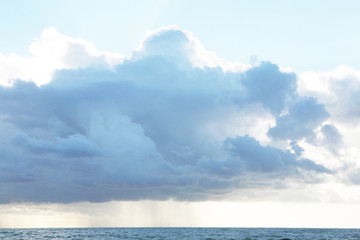 Nubi azzurre sull'orizzonte marino