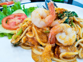 Spaghetti, stir-fried shrimp curry