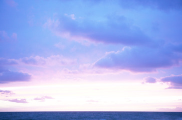 Obraz premium Nuvole colorate rosa azzurre sul mare al tramonto