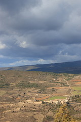 Paysage et ciel orageux dans les Corbières, Aude en Occitanie, France