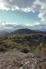 Paysage et ciel nuageux dans les Corbières, Aude en Occitanie, France