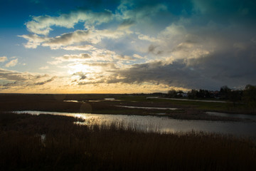 wschód słońca nad rozlewiskami