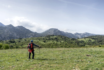 hombre que esta en contacto con la naturaleza con la practica del senderismo