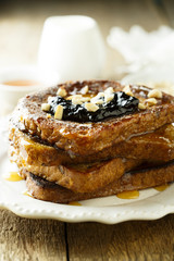 French toasts with cinnamon, honey and nuts