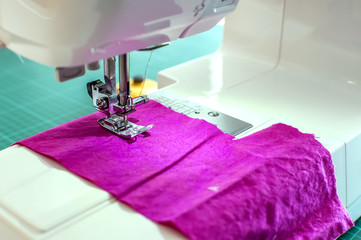 lavorare con ago e filo e macchina da cucire con stoffa colorata