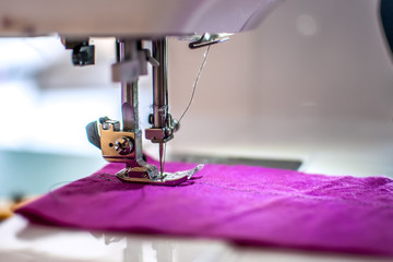 lavorare con ago e filo e macchina da cucire con stoffa colorata