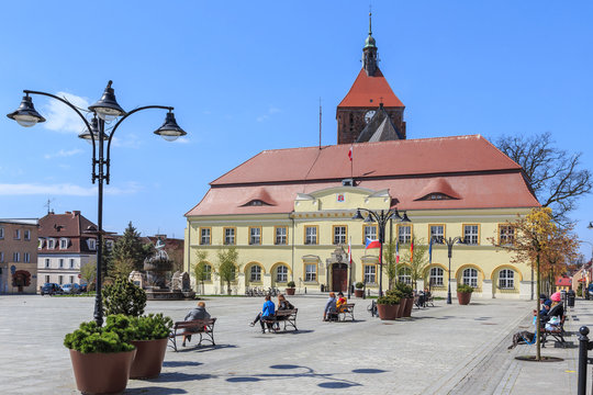 Darłowo na polskim pomorzu środkowym. Fragment rynku starego miasta z budynkiem ratusza, kościołem M.B. Częstochowskiej oraz Pomnikiem Rybaka 