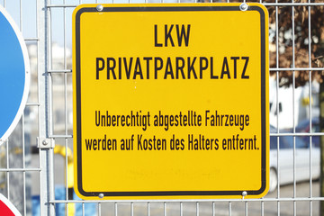 Schild LKW Privatparkplatz