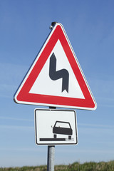 Verkehrsschild Doppelkurve zun&auml;chst rechts