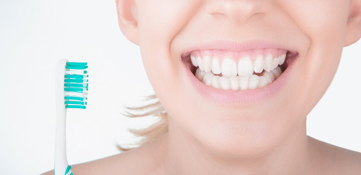 Denti bianchi con spazzolino, cura dei denti 