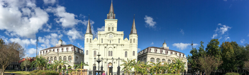 Fototapeta na wymiar NEW ORLEANS - FEBRUARY 2016: Panoramic view of Jackson Square. New Orleans attracts 15 million people annually