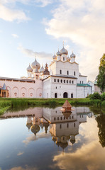 Fototapeta na wymiar Воскресенская церковь с отражением в пруду в Ростовском кремле в закатном свете