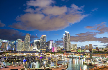 Fototapeta na wymiar MIAMI, FL - JANUARY 2016: Downtown skyline at sunset. Miami is a major destination in Florida