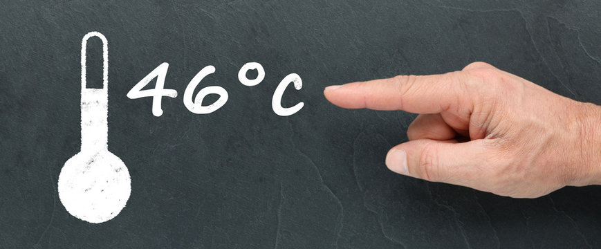 Temp&eacute;rature 46&deg;c sur ardoise et montrer du doigt