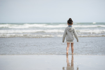 海で遊ぶ女の子