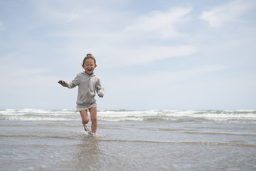 Fototapeta na wymiar 海で遊ぶ女の子