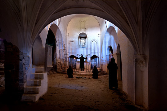 Iglesia en ruinas con monjes