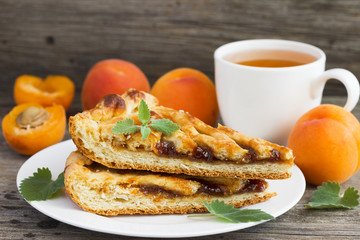 Delicious pie with apricot jam .