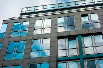 Obraz premium facade of an business house with reflecting clouds