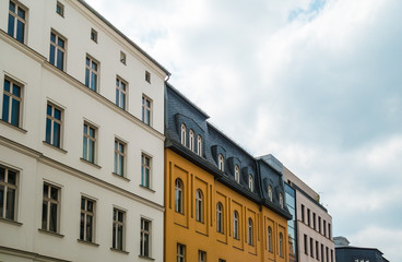 Obraz premium houses in a row on a cloudy day