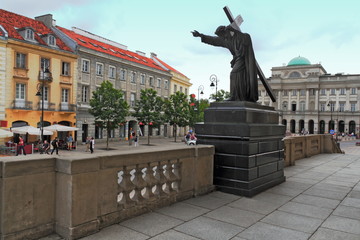 Naklejka premium Warschau, Statue vor Heilig-Geist-Kirche