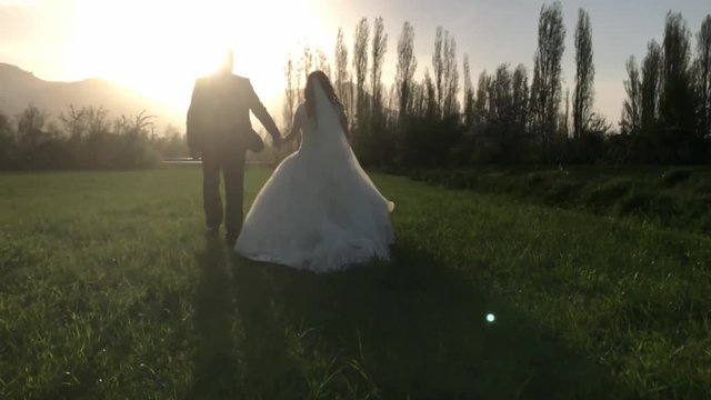 gelin ve damat doğada y&uuml;r&uuml;y&uuml;ş 
