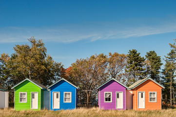 4 small colored houses (green, blue, purple and orange)