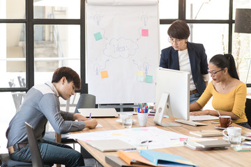 Woman boss leader coaching and teaching in modern office. On the job training. Business and Education concept.