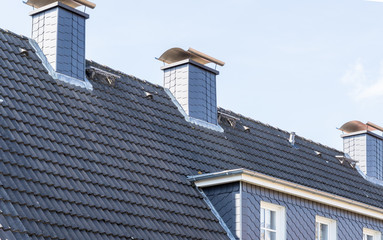 Schornsteine auf einem Dach