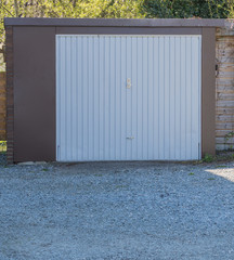 Garage mit weißem Tor