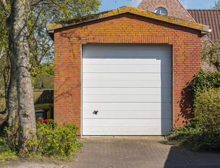 Garage mit weißem Tor