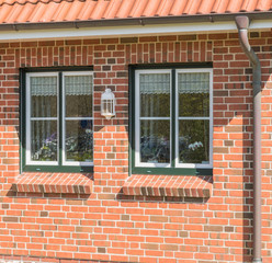 Fenster eines Hauses mit Fassade