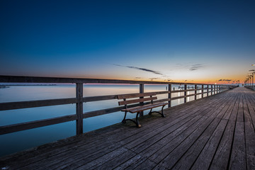 Obraz premium Drewniane molo w Mechelinkach. Mała wioska rybacka w Polsce. Niesamowity wschód słońca na plaży